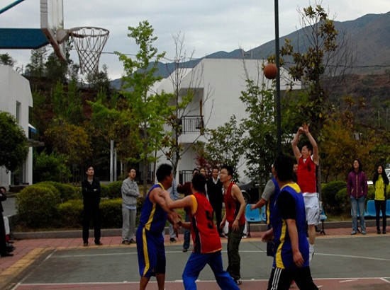 公司与拉马乡政府举行篮球联谊赛