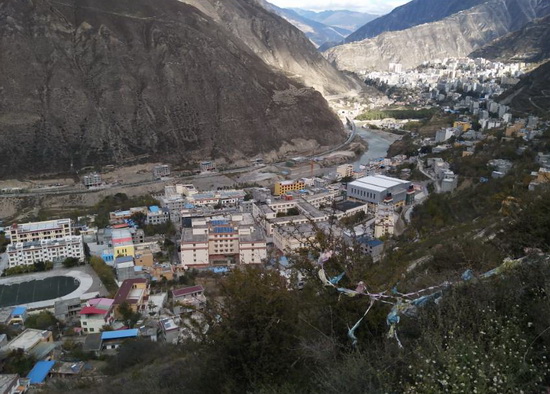 小金川公司地处偏远的小金藏区,相对繁华的都市,文化